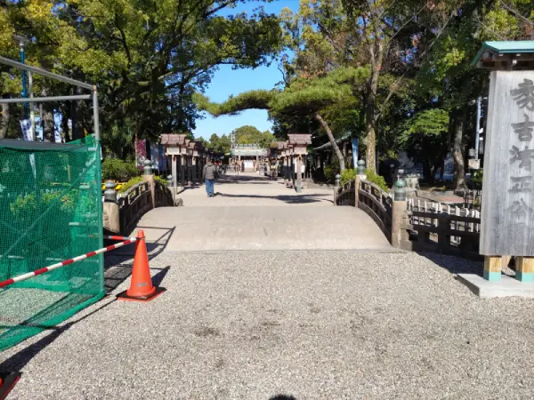 豊国神社の境内の様子
橋を渡って本殿へ向かう