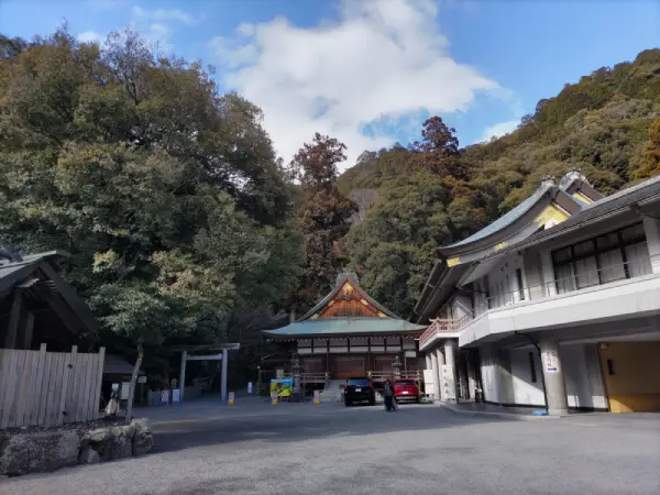 多度山の麓に建てられた多度大社