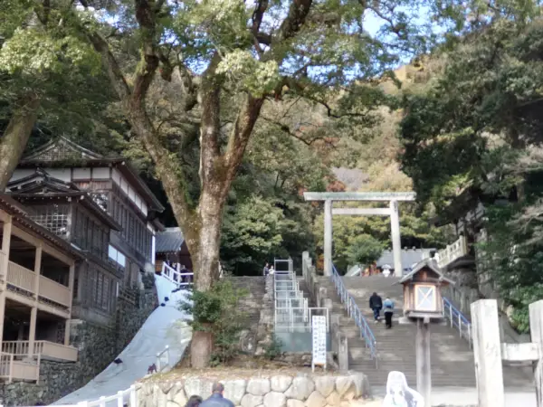 多度大社の正面入り口
左手の坂は上げ馬神事が行われる坂